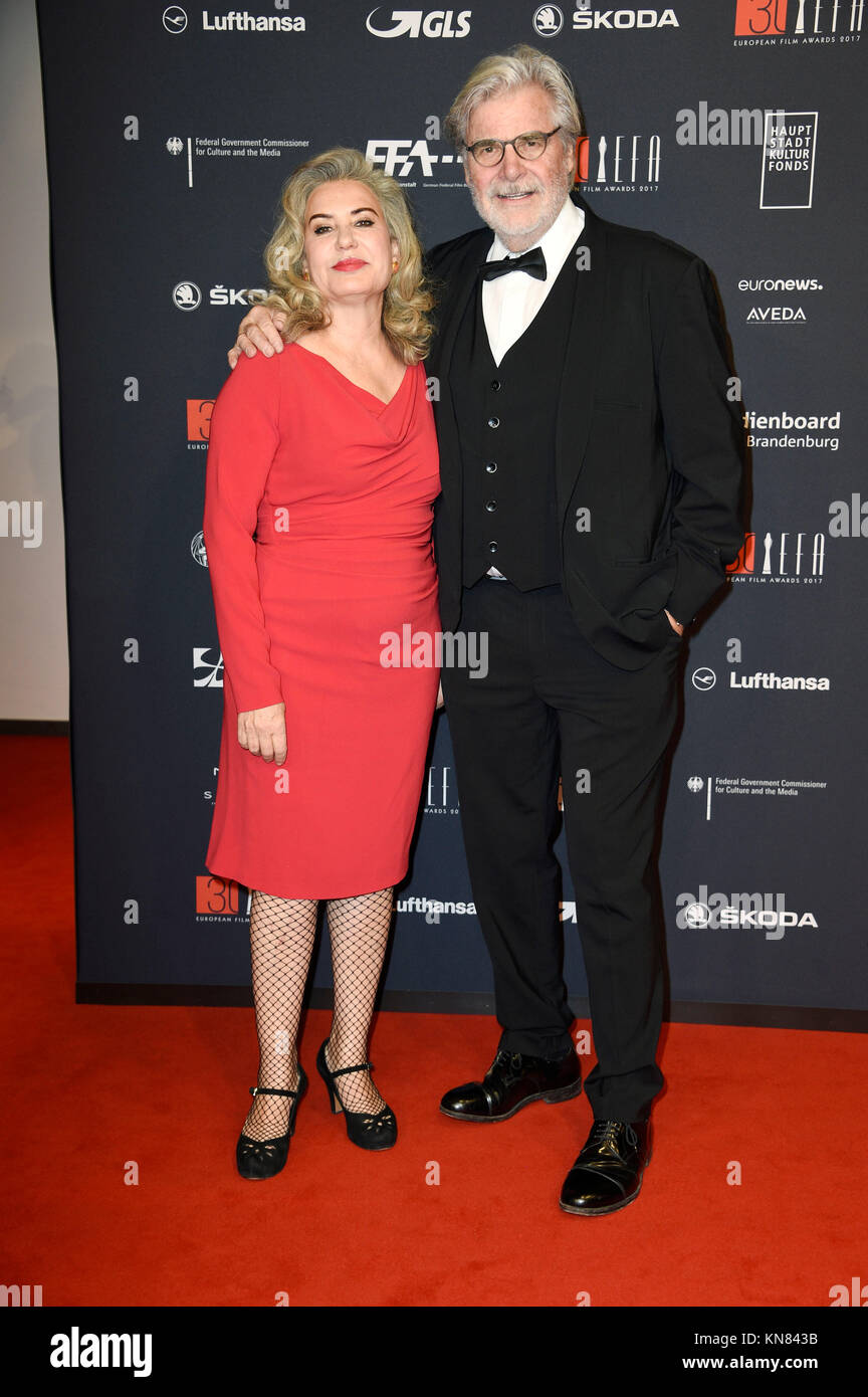 Peter Simonischek y su esposa Brigitte Karner asistir a la 30ª ceremonia de entrega de los Premios del Cine Europeo 2017 en Haus der Berliner Festspiele, el 9 de diciembre de 2017 en Berlín, Alemania. Foto de stock
