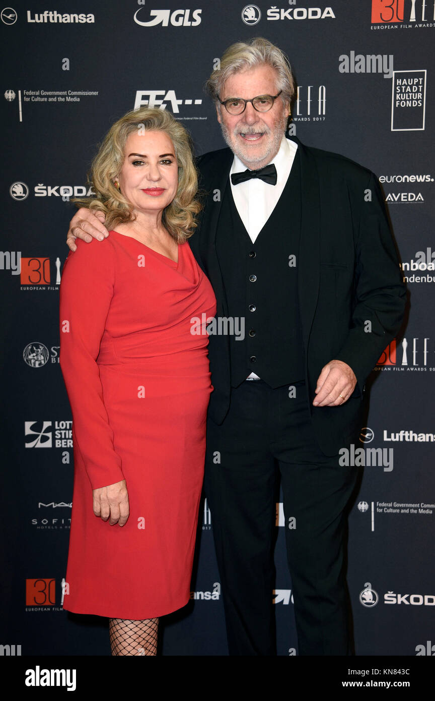 Peter Simonischek y su esposa Brigitte Karner asistir a la 30ª ceremonia de entrega de los Premios del Cine Europeo 2017 en Haus der Berliner Festspiele, el 9 de diciembre de 2017 en Berlín, Alemania. Foto de stock