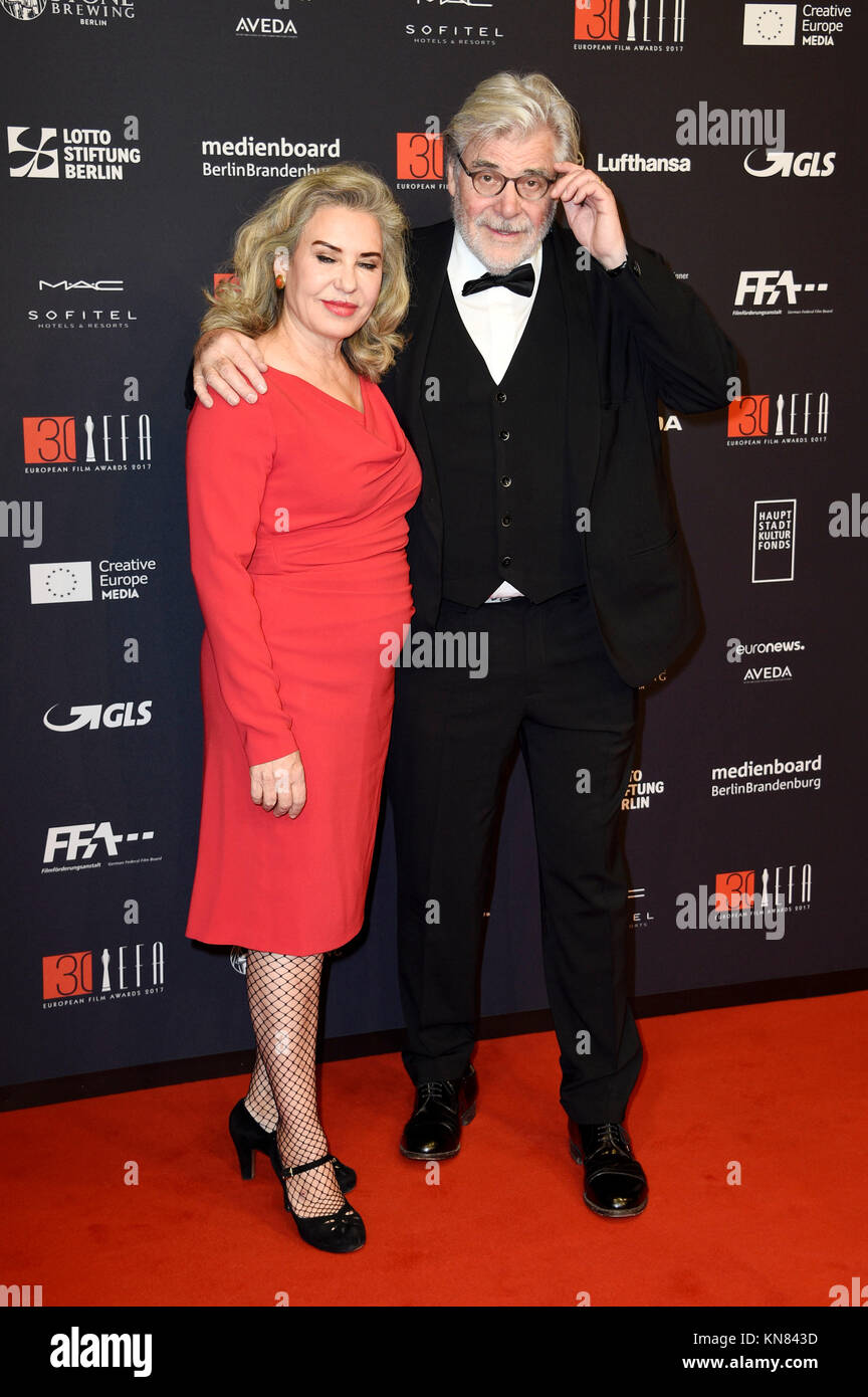 Peter Simonischek y su esposa Brigitte Karner asistir a la 30ª ceremonia de entrega de los Premios del Cine Europeo 2017 en Haus der Berliner Festspiele, el 9 de diciembre de 2017 en Berlín, Alemania. Foto de stock