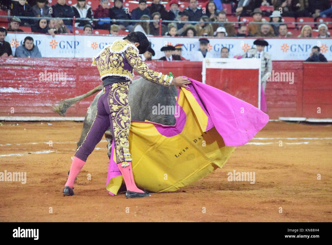 Ciudad de México, México. 10 de diciembre de 2017.El torero mexicano Luis  David Adame trata con su segundo toro de la tarde, 