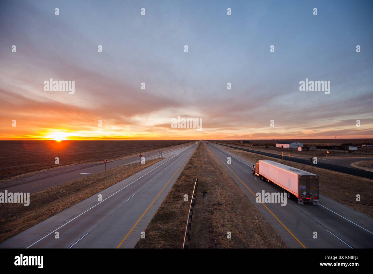 Los camiones en la carretera, en el suroeste de Estados Unidos. Foto de stock