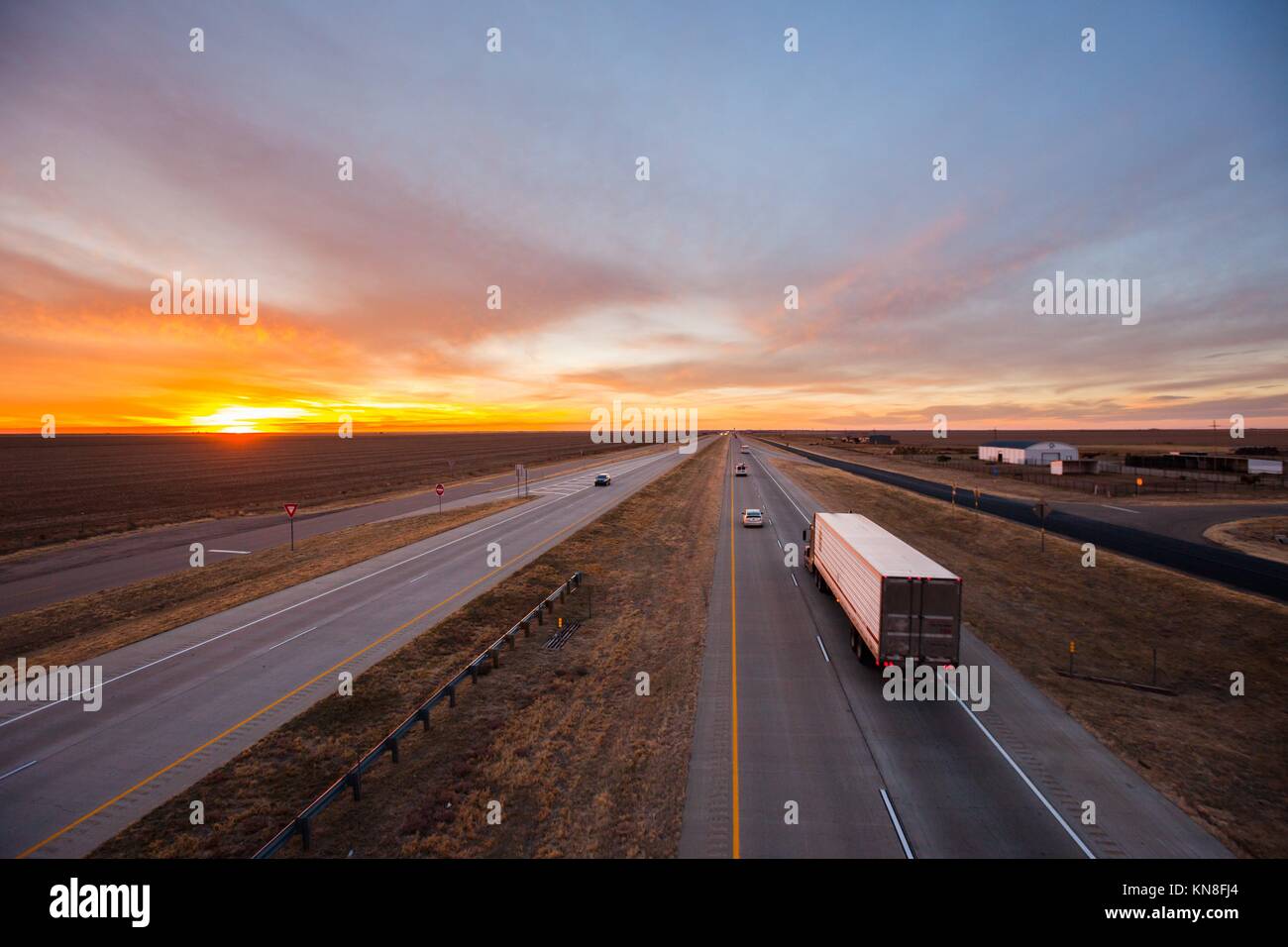 Los camiones en la carretera, en el suroeste de Estados Unidos. Foto de stock