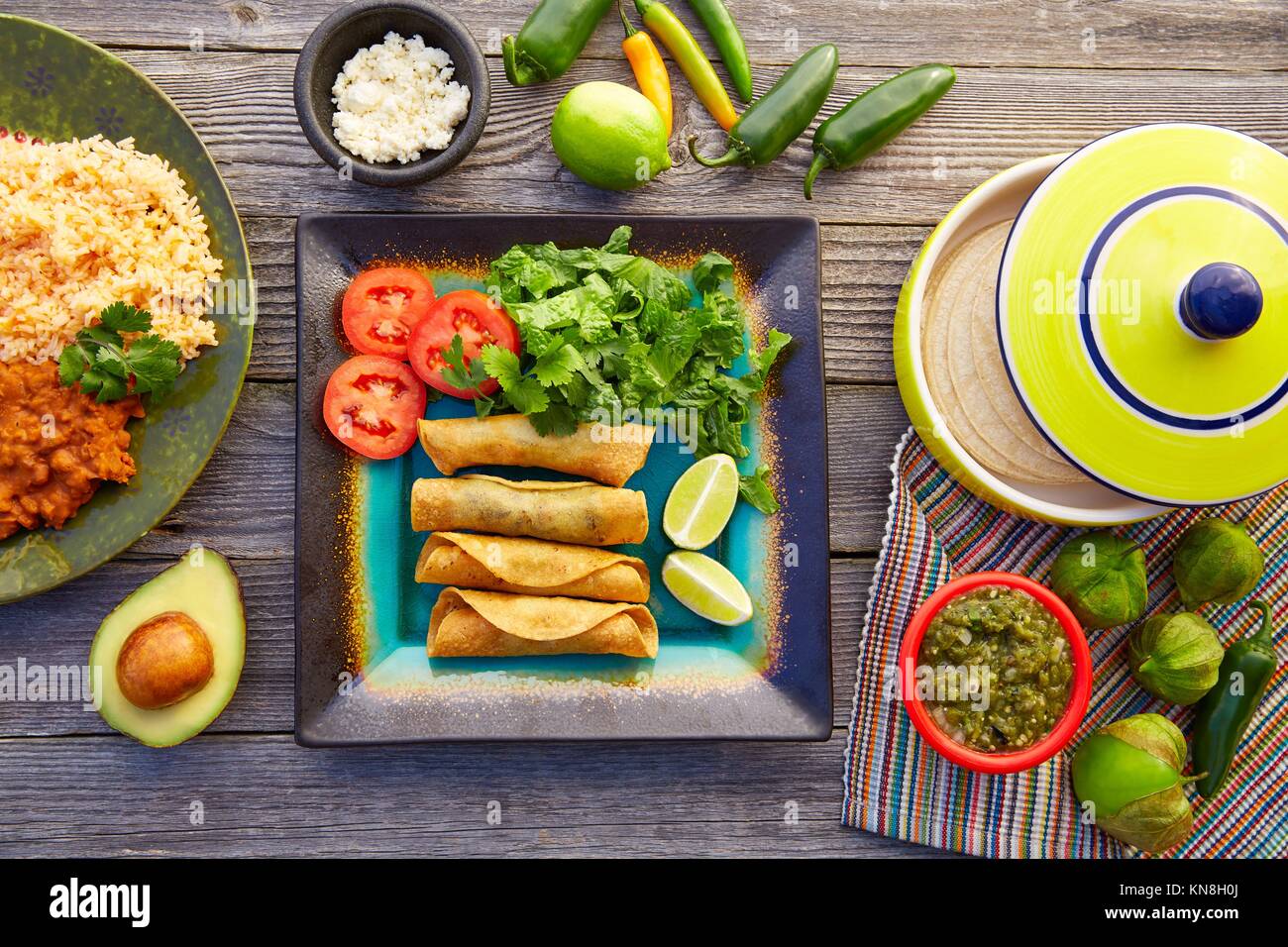 Flautas mexicanas tacos laminados con salsa y México ingredientes