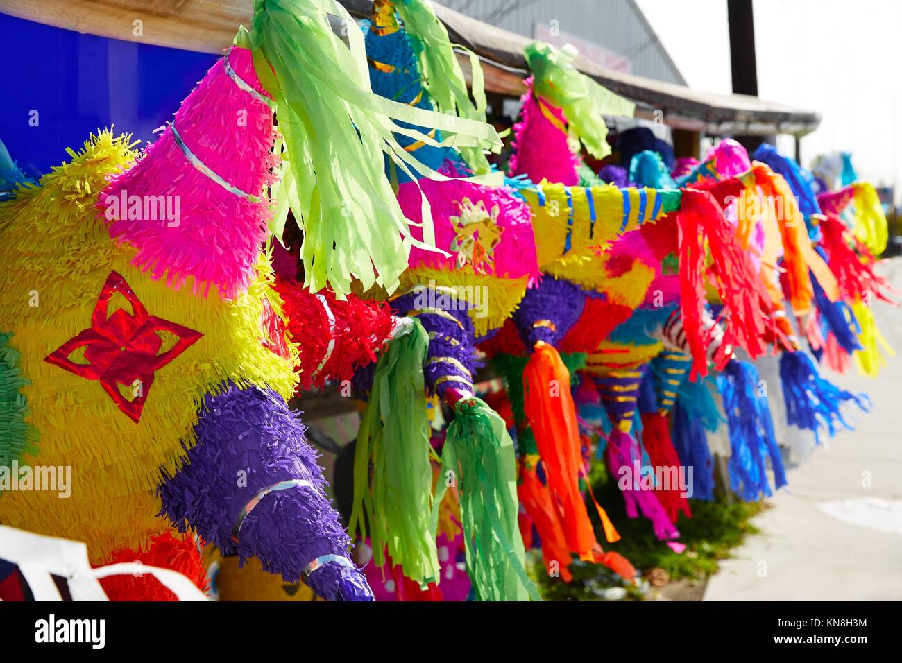 Fiesta Mexicana piñatas decoradas con flecos de papel coloridos tejidos  Fotografía de stock - Alamy