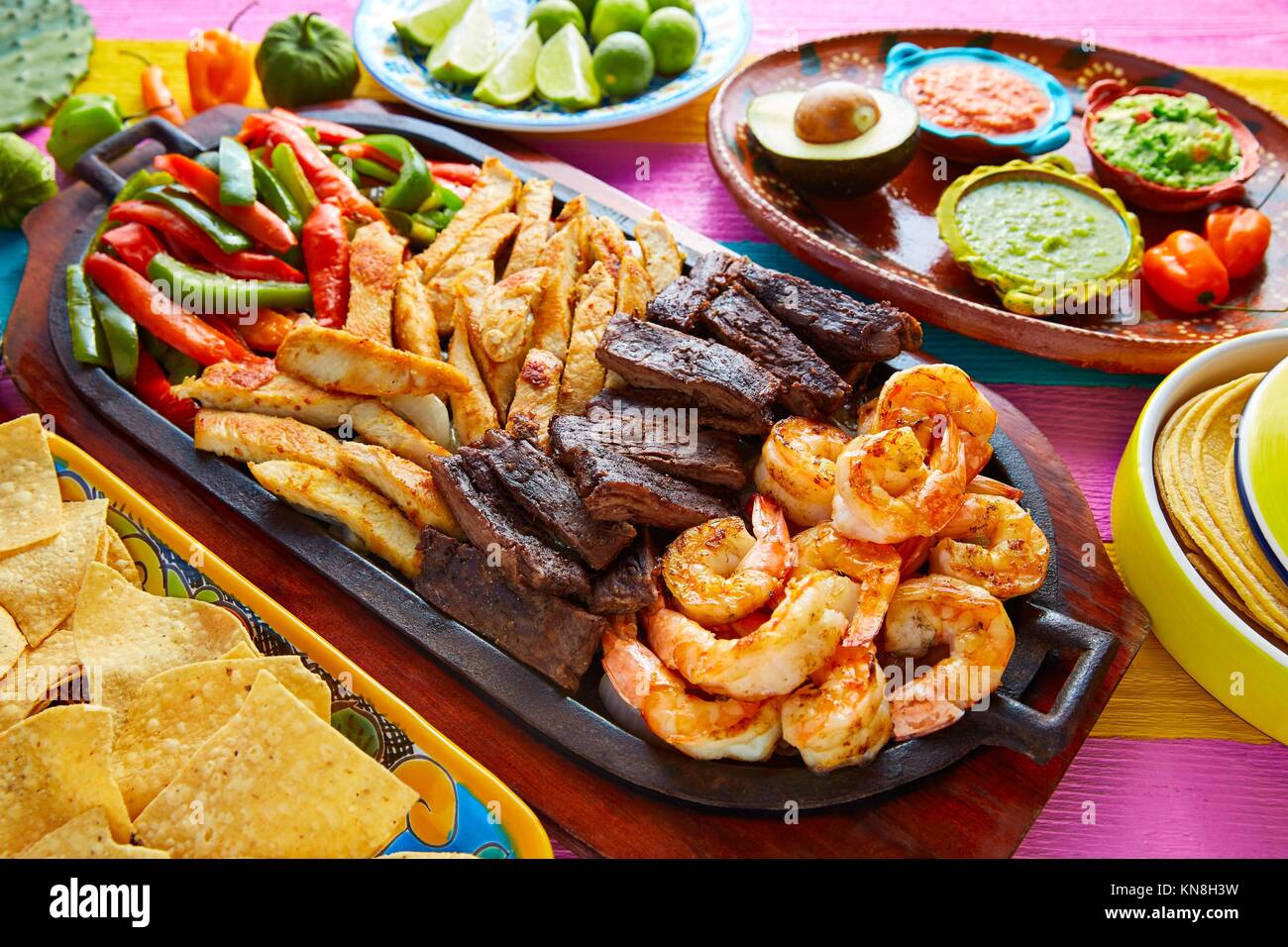 Combo mexicana fajitas de carne y pollo con camarones Fotografía de