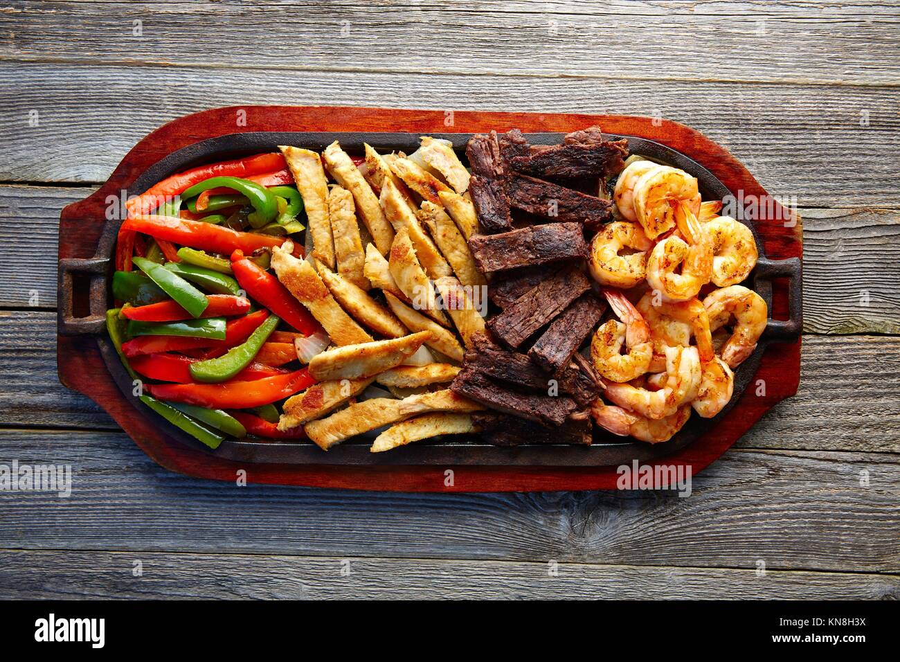 Combo mexicana fajitas de carne y pollo con camarones Fotografía de