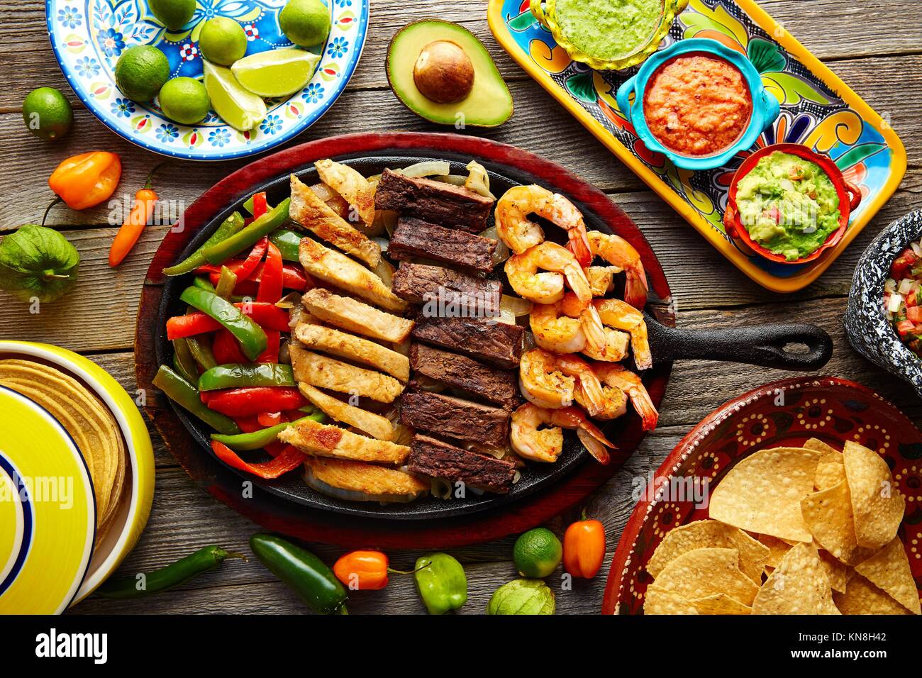 Combo mexicana fajitas de carne y pollo con camarones Fotografía de