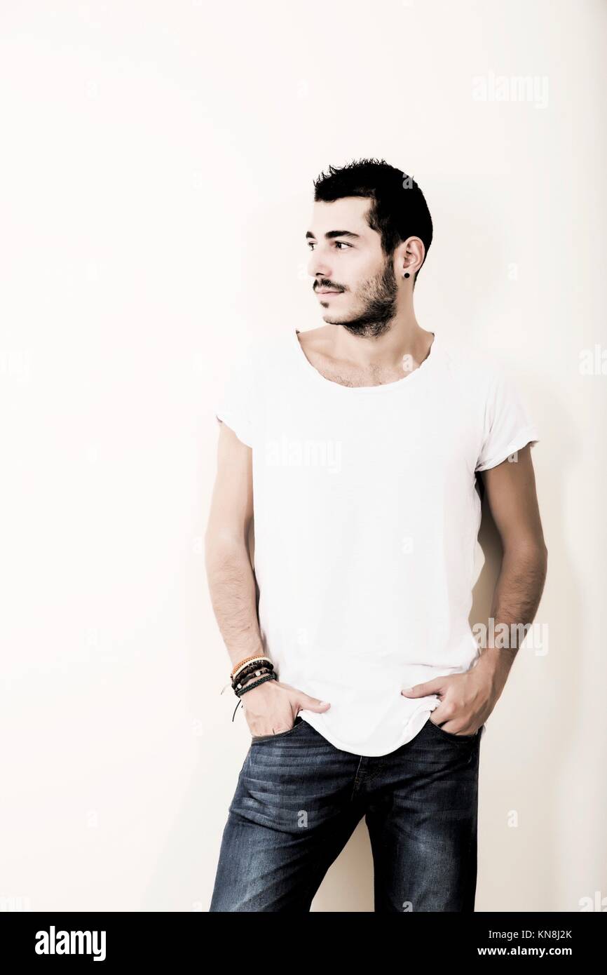 High Key retrato de un hombre latino relajado en ropa informal