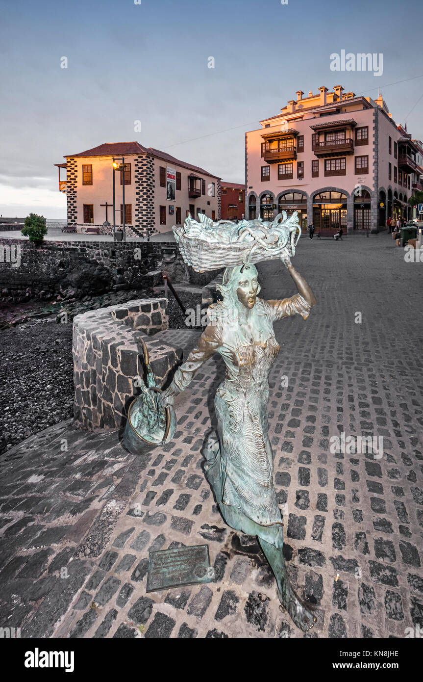 La escultura de la mujer con peces en el puerto viejo de Puerto de la Cruz,  el muelle pesquero, Tenerife, España Fotografía de stock - Alamy