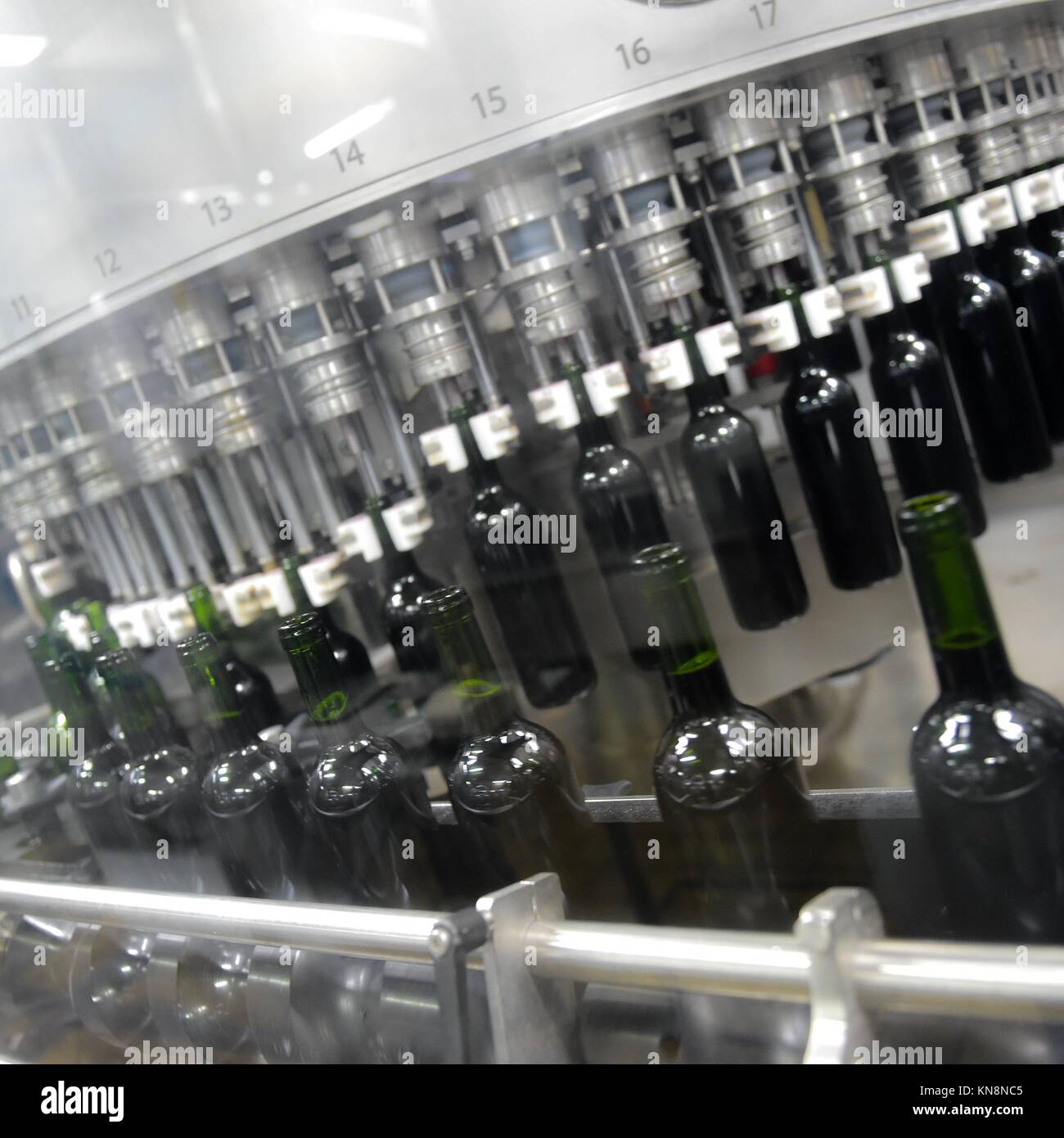 Llenado de botellas de vino, botellas de vino por una máquina industrial en  una fábrica de vino Fotografía de stock - Alamy