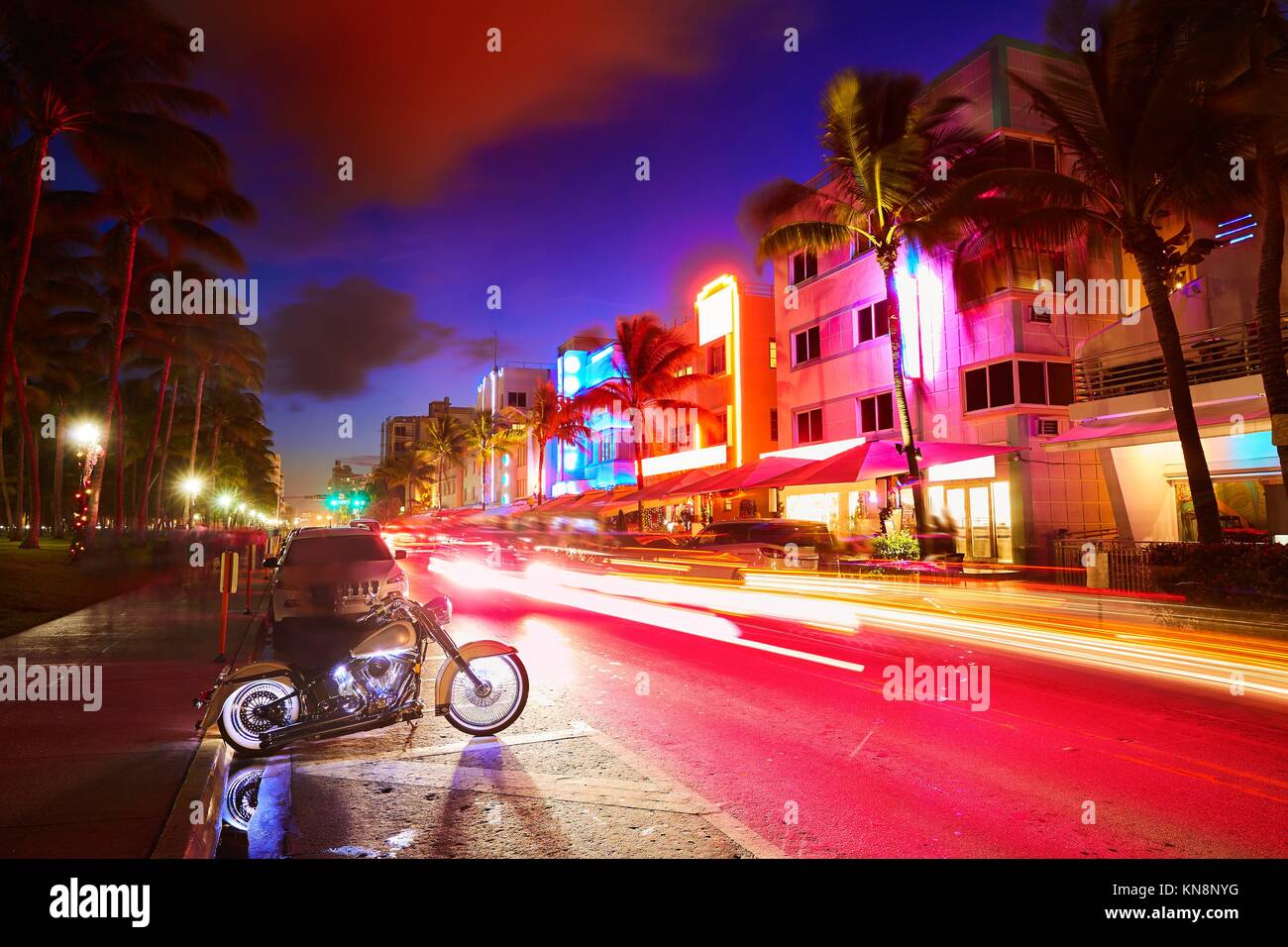 Miami Beach South Beach sunset en Ocean Drive Florida Art Déco y las luces del coche. Foto de stock
