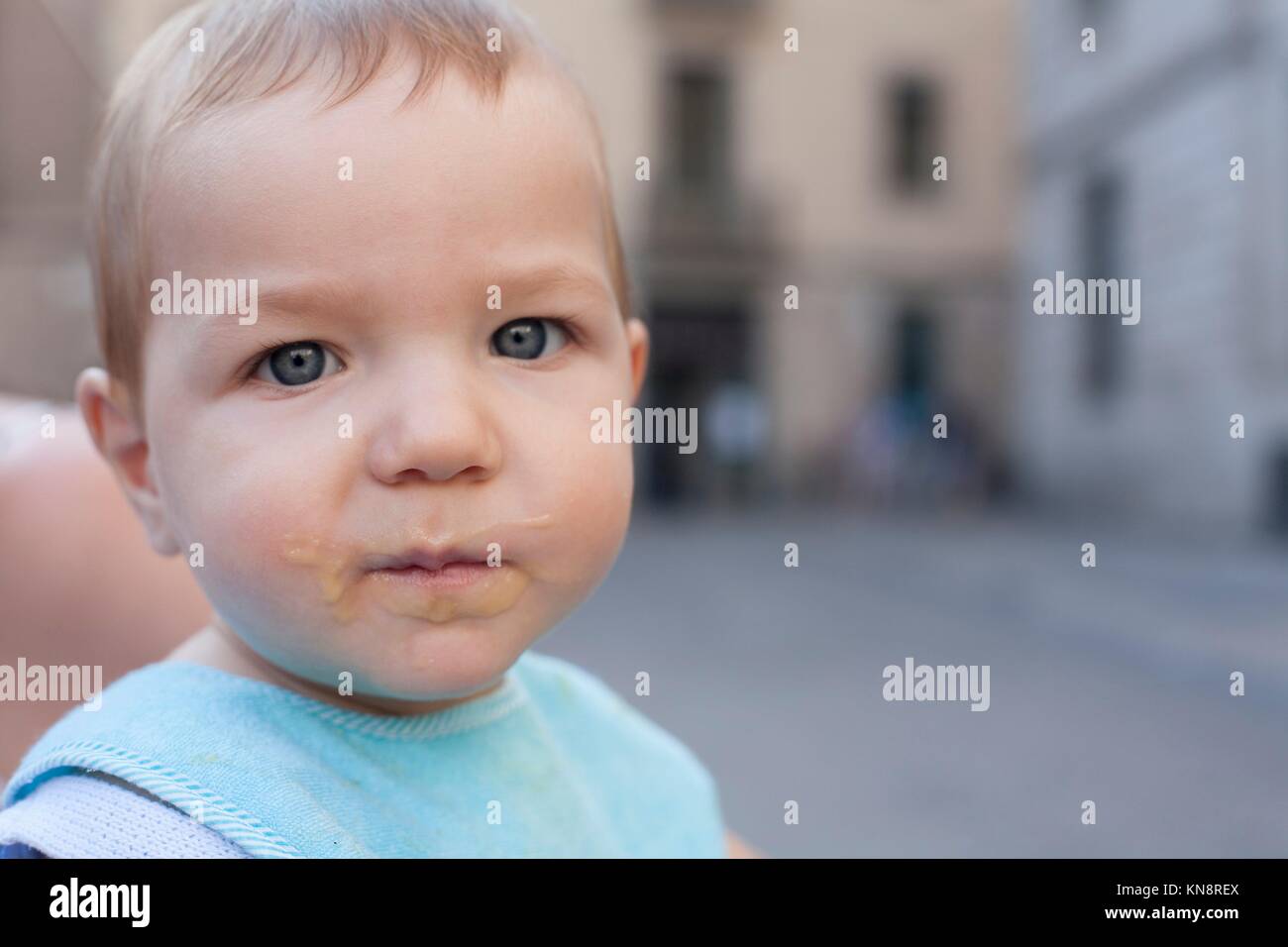 Boca llena de bebe fotografías e imágenes de alta resolución - Alamy