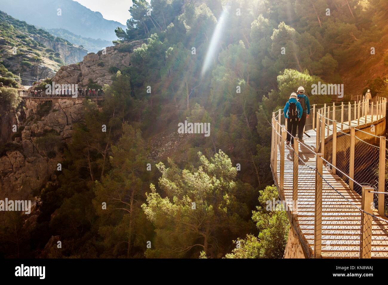 Los visitantes caminar a lo largo de la pasarela de la ruta Caminito del Rey, Málaga, España. Foto de stock