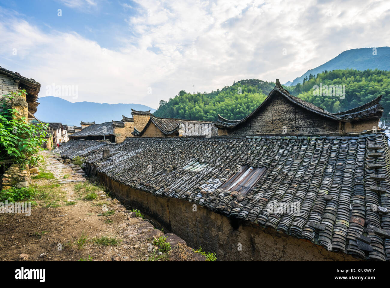 Los techos de las casas rurales antiguas de China Fotografía de stock -  Alamy