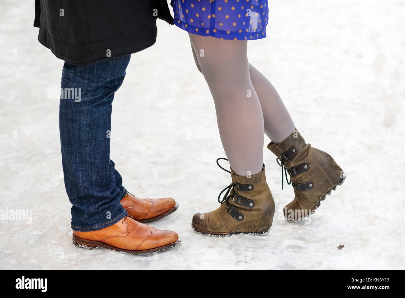 Novios desde las piernas hacia abajo en un resumen mostrando sus opciones de moda y algo de nieve en Portland, Oregón. Foto de stock