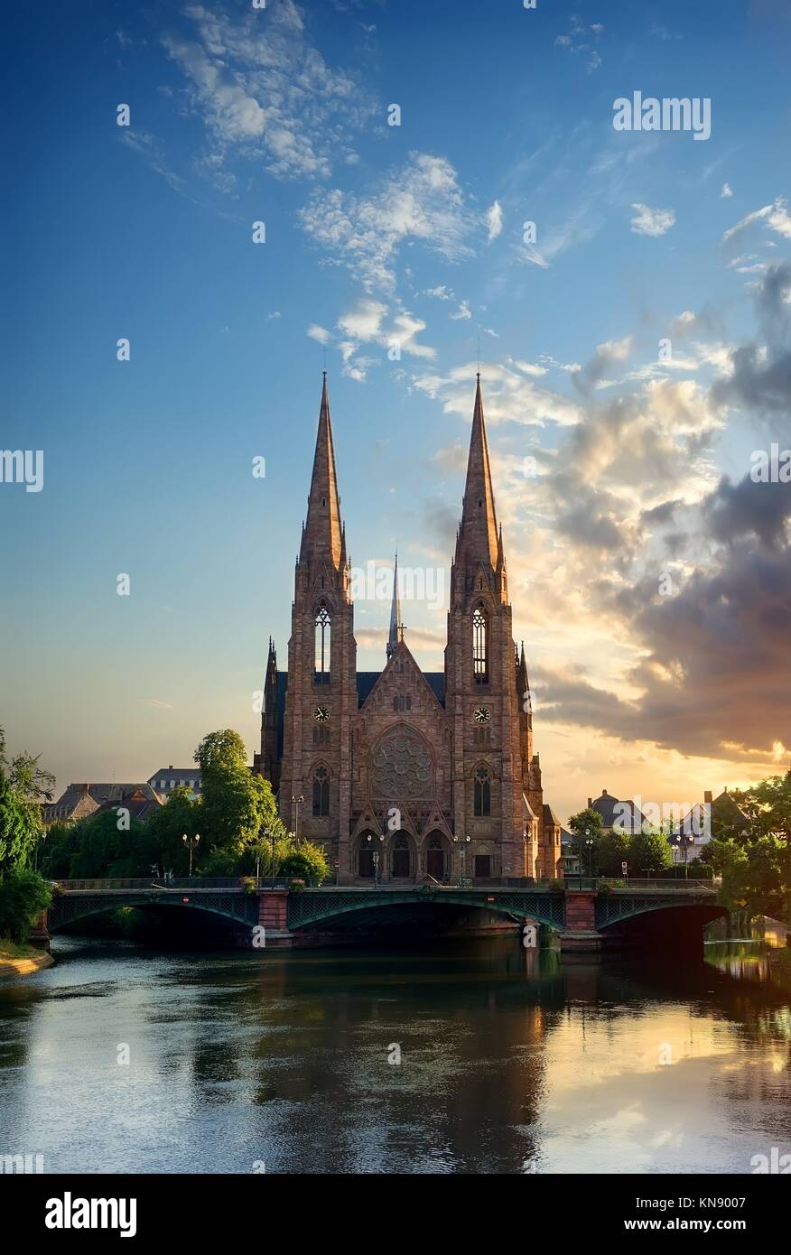 Iglesia reformada de San Pablo en Estrasburgo al amanecer, Francia. Foto de stock