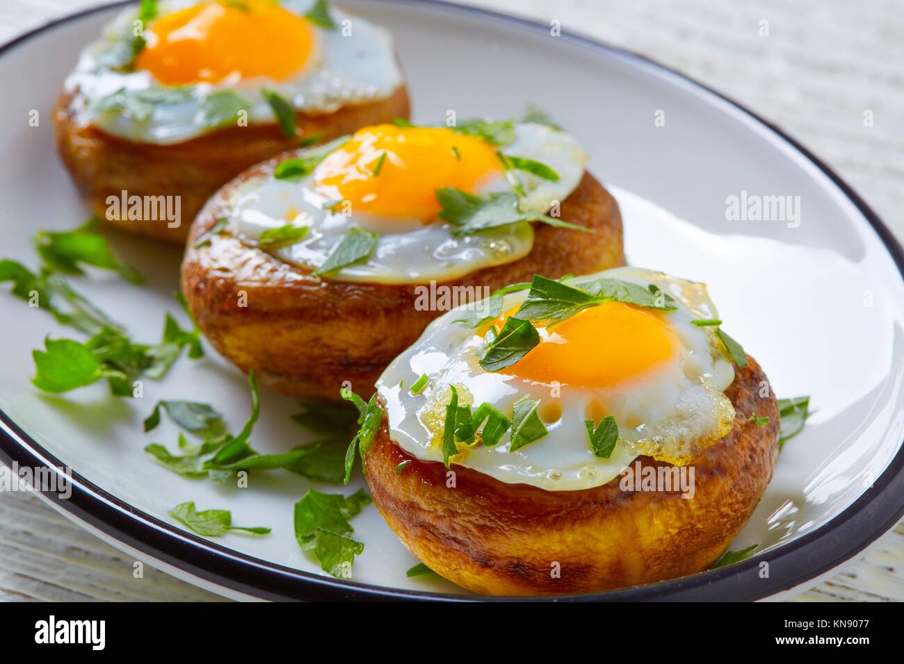 Tapas de setas con huevos de codorniz desde España pinchos pintxos. Foto de stock