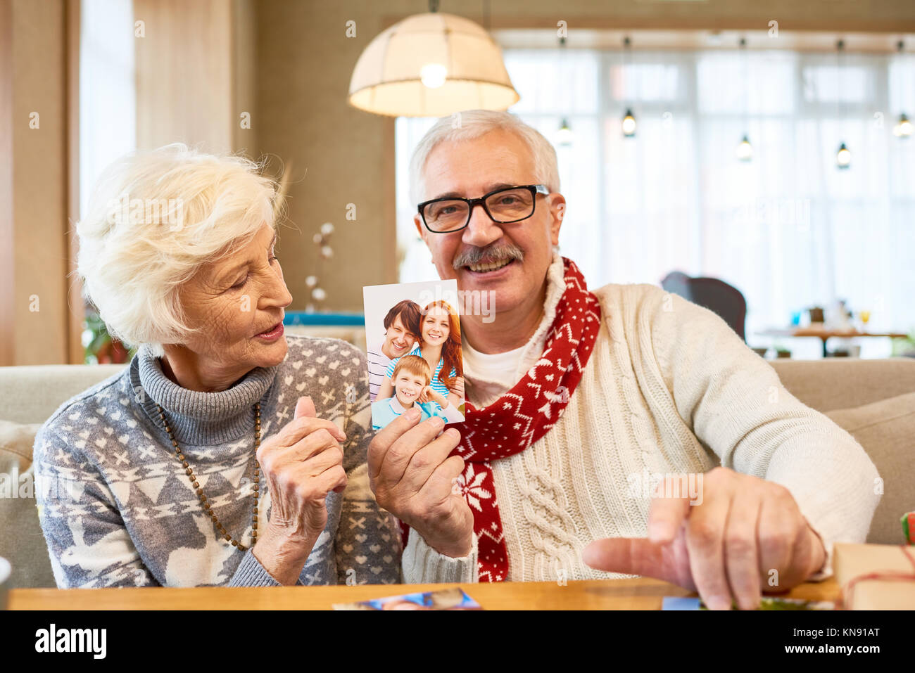 Las parejas ancianas recordando Familiares en Navidad Foto de stock
