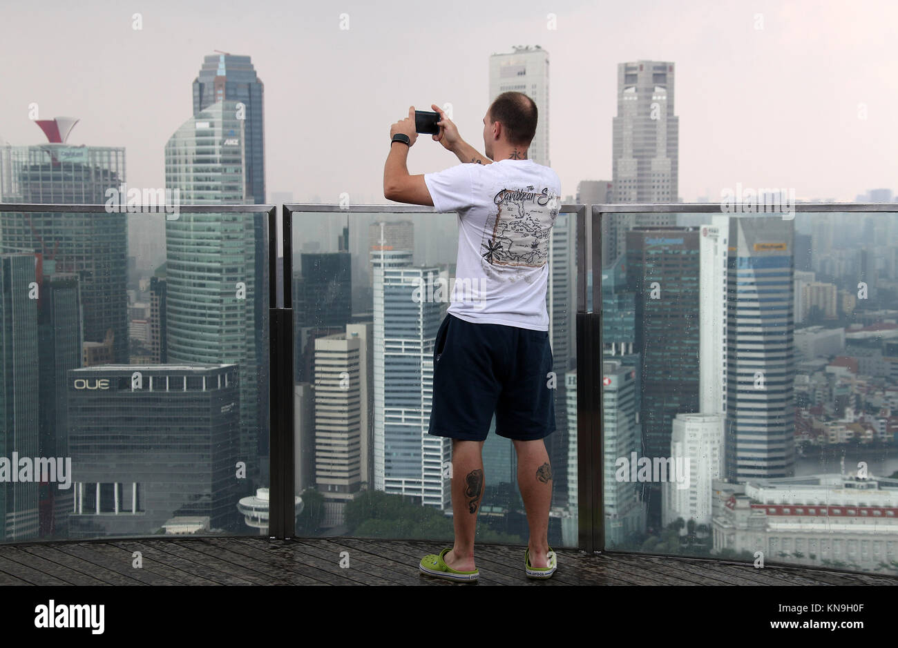 Tomar una foto de Singapur en la lluvia desde la parte superior de la Marina Bay Sands Hotel Foto de stock