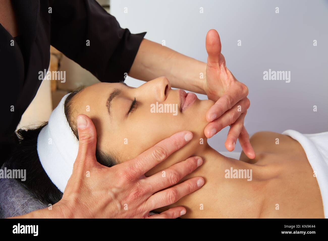 Cabeza y cuello y masaje facial mujer con fisioterapeuta indoor Fotografía  de stock - Alamy