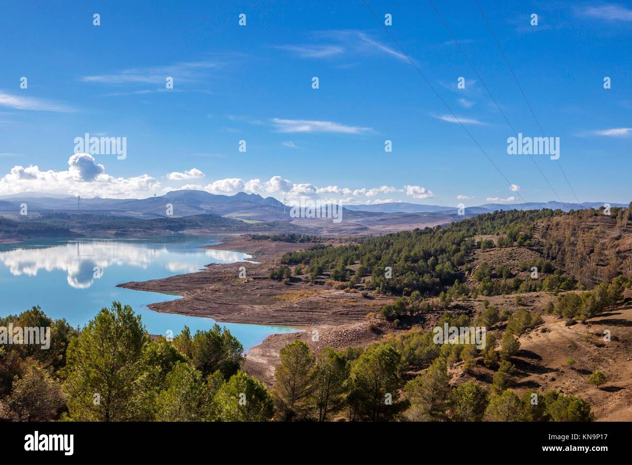 Embalse de El Chorro horizontal con molinos de viento en la parte inferior cercana al desfiladero de los Gaitanes, en Málaga, España. Foto de stock