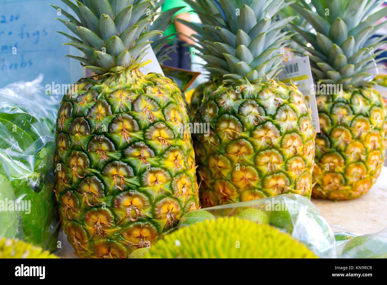 Imágenes de un mercado de granjeros en Hawaii mostrando las frutas tropicales o verduras en simple fotos con colores vibrantes. Foto de stock