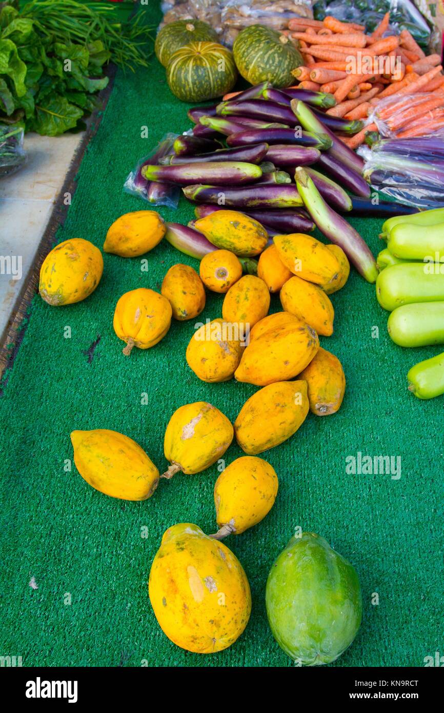 Imágenes de un mercado de granjeros en Hawaii mostrando las frutas tropicales o verduras en simple fotos con colores vibrantes. Foto de stock