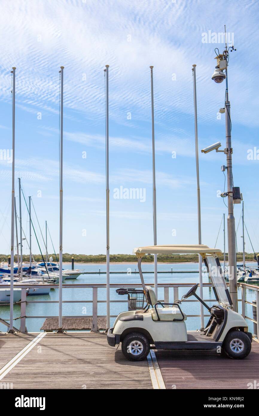 Carrito de golf eléctrico aparcado en el Puerto Deportivo de El Rompido, Huelva, España. Foto de stock