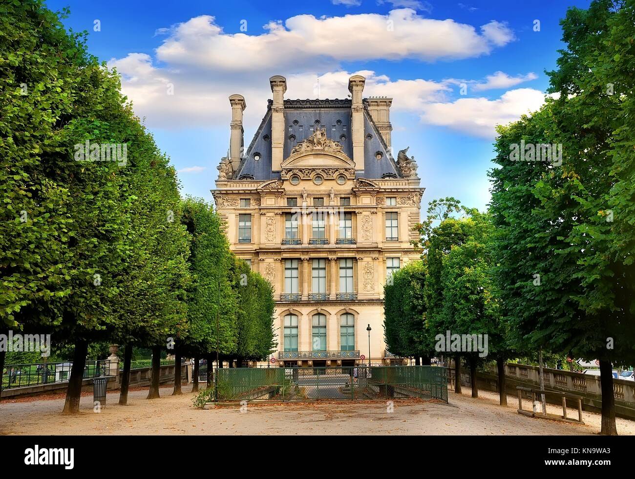París, Francia - 26 de agosto de 2016. Ver en el Museo del Louvre desde La Terrasse du bord de l'Eau de París, Francia. Foto de stock
