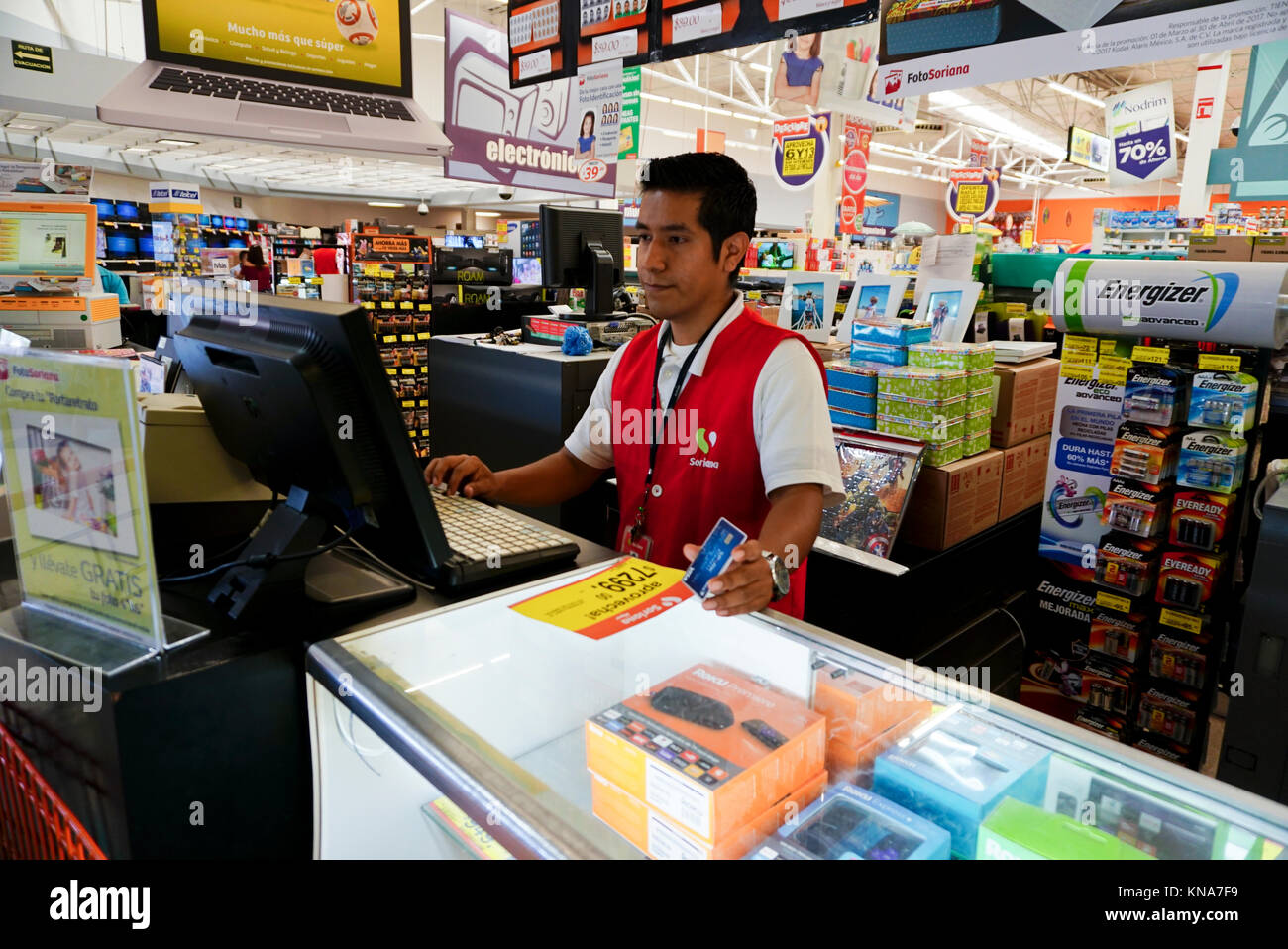 Hombre trabajando en trabajo como vendedor en Soriana department store
