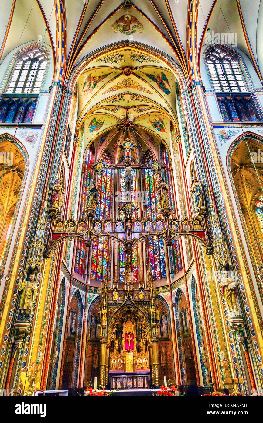 Basílica Cristo Crucifijo Vidrieras de iglesia Krijtberg Amsterdam Holanda  Holanda. Iglesia Católica Romana construida en 1883, quizás el más  Fotografía de stock - Alamy
