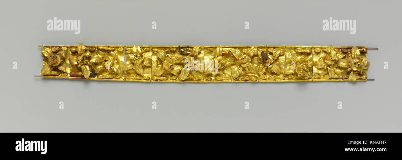 Diadem de oro compuesto de doce placas MET DP257459-471110 254583 Etruscan, Diadem de oro compuesto de doce placas, siglo V?4 a.C., oro, total: 1 3/8 x 15/16 in. (3.5 x 2.4 cm). El Museo Metropolitano de Arte, Nueva York. Fondo Rogers, 1947 (47.11.10) Foto de stock