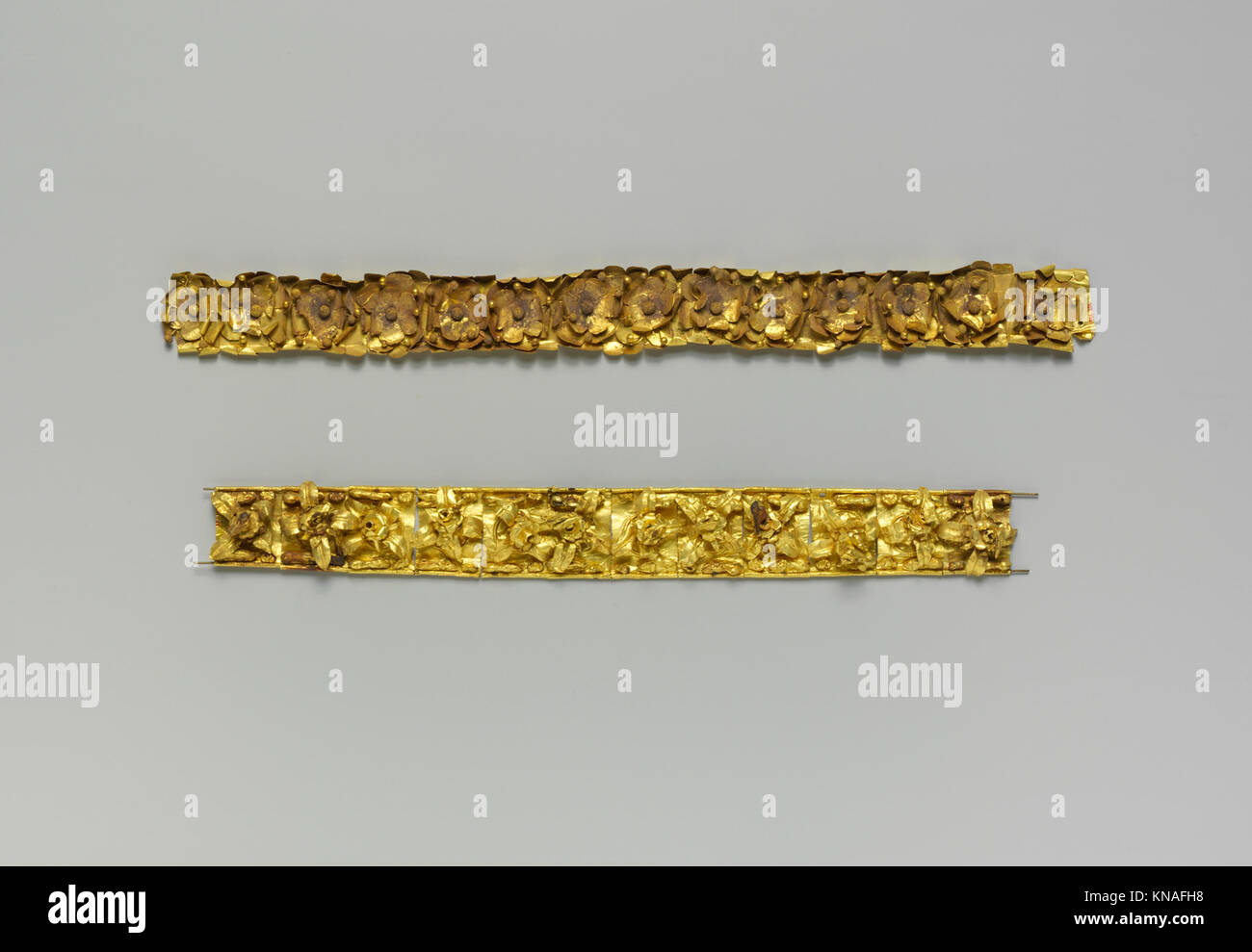 Oro diadem compuesto de doce placas MET DP257459 254583 Etrusco, oro diadem compuesto de doce placas, siglo V?4 a.C., oro, total: 1 3/8 x 15/16 in. (3.5 x 2.4 cm). El Museo Metropolitano de Arte, Nueva York. Fondo Rogers, 1947 (47.11.10) Foto de stock