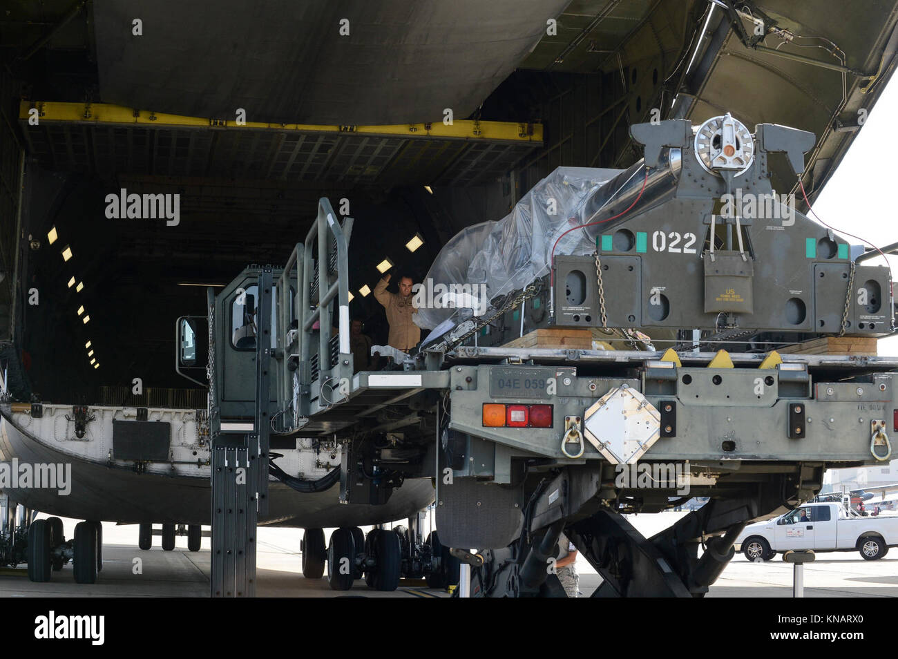 El Sargento Primero. John Crowe, 9º Escuadrón Aéreo loadmaster, alguaciles en un lanzador giratorio convencional para el envío desde la base de la Fuerza Aérea de Barksdale, Louisiana, el 6 de noviembre, 2017. El B-52 Stratofortresses estaban en medio de un despliegue que ha impedido la instalación y causó la CRL para ser enviados como carga a su primer combate de su área de responsabilidad. (Ee.Uu. Fuerza Aérea Foto de stock