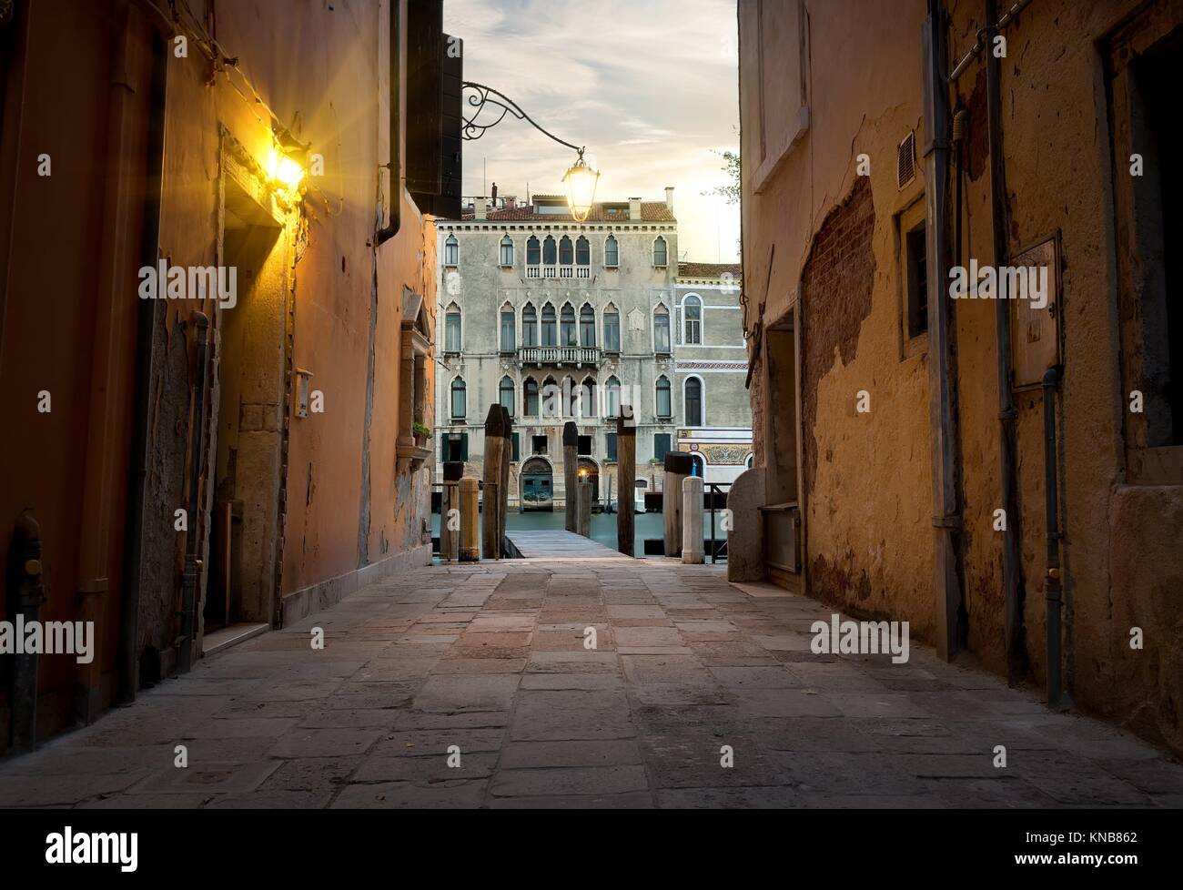 Calle angosta en Venecia que conduce a un muelle, Italia. Foto de stock