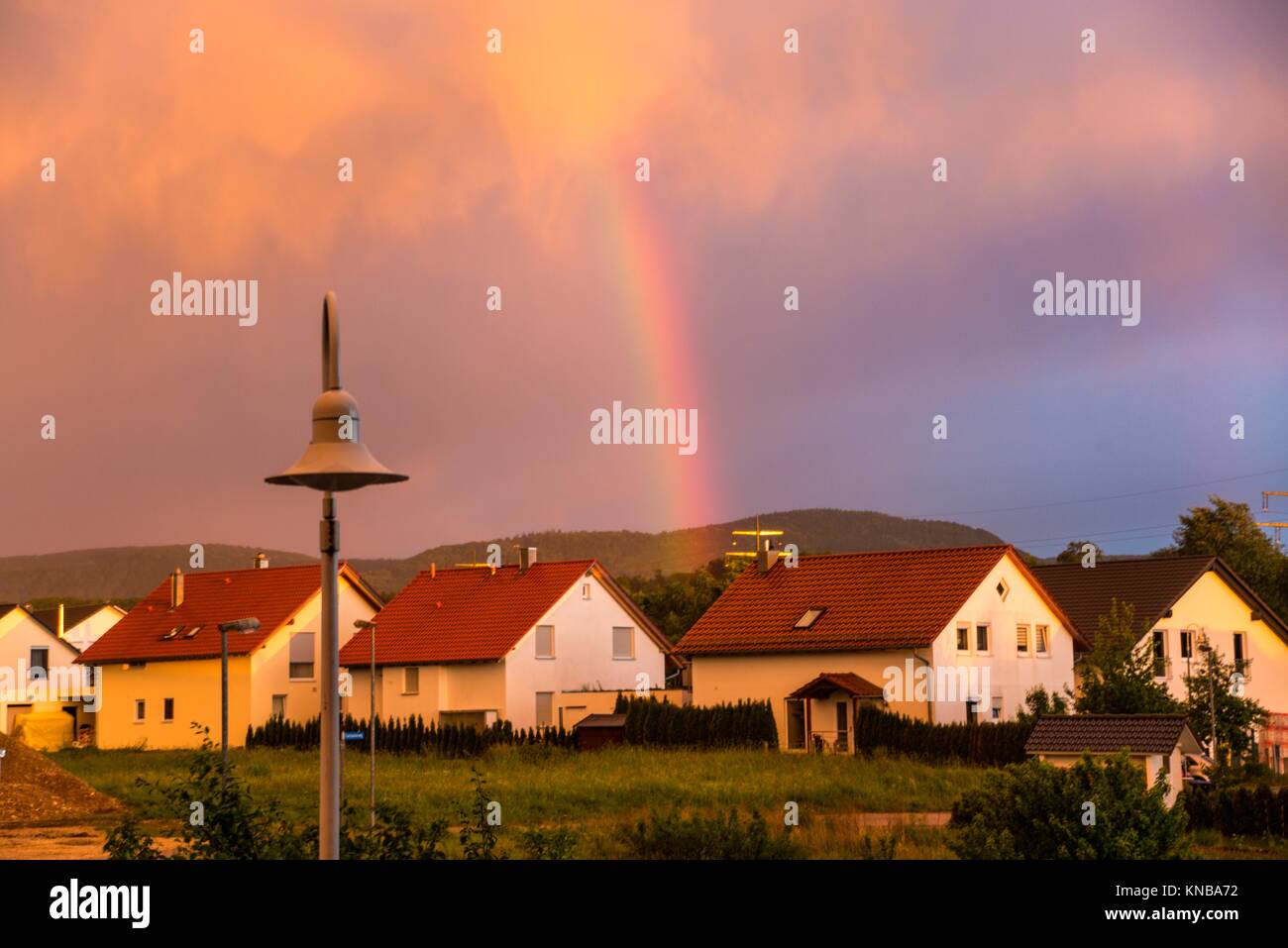Arco iris en la ciudad de Alemania Foto de stock