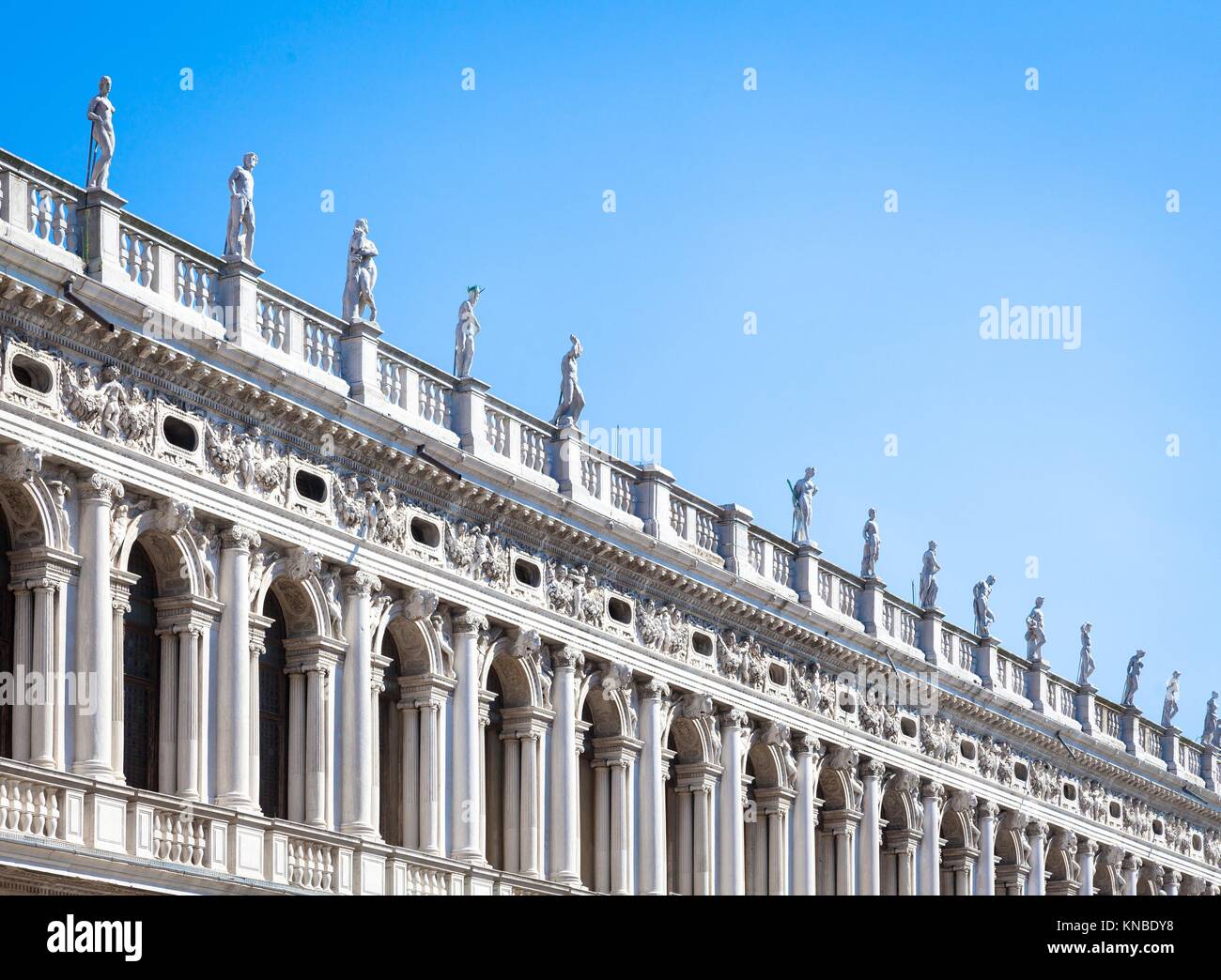 La Piazza San Marco, Venecia, Italia. Detalles en perspectiva sobre las fachadas del palacio antiguo. Foto de stock