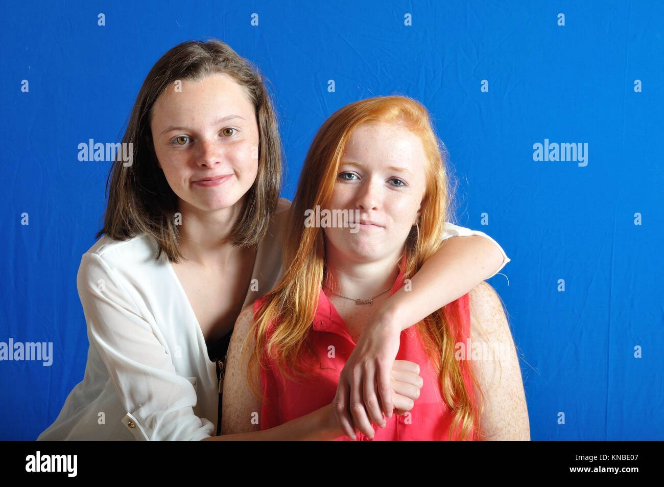 La complicidad entre dos adolescentes. Foto de stock