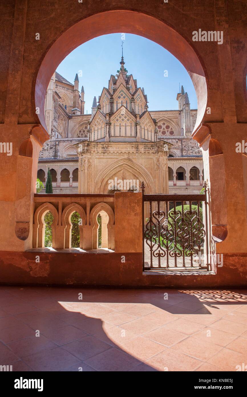 Edificio central del Monasterio de Guadalupe claustro de arcade abierto. Disparo vertical. Cáceres, España. Foto de stock