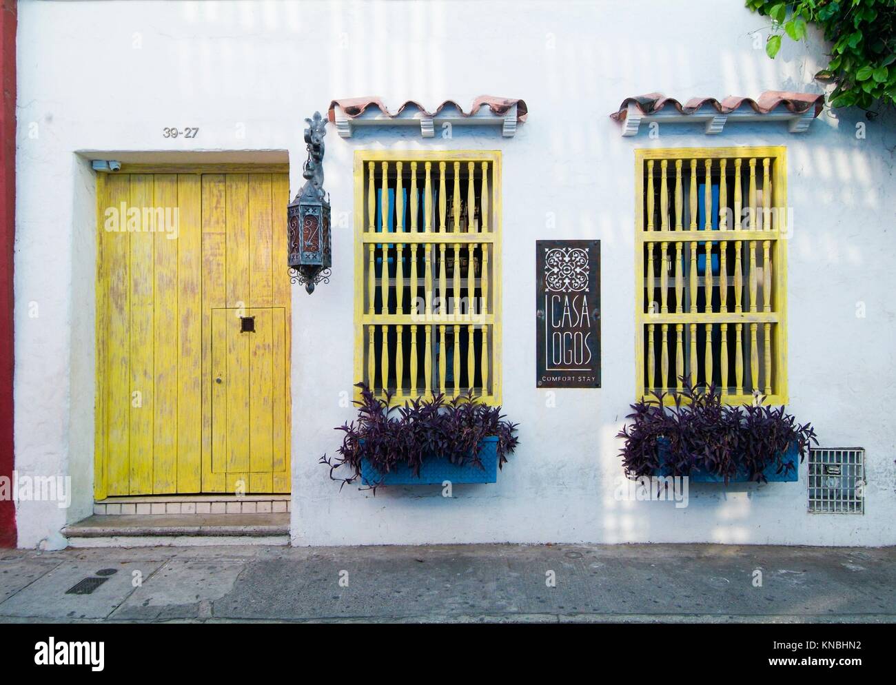 Las puertas y ventanas de edificios en el centro histórico de Cartagena,  Colombia Fotografía de stock - Alamy