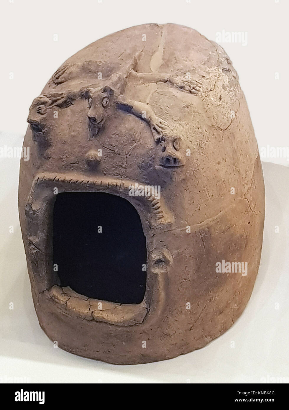 6200. Quizás la máscara de piedra utilizados en ceremonias de veneración, período neolítico, 7ª. Milenio A.C. encontrado en las colinas de Judea. Foto de stock