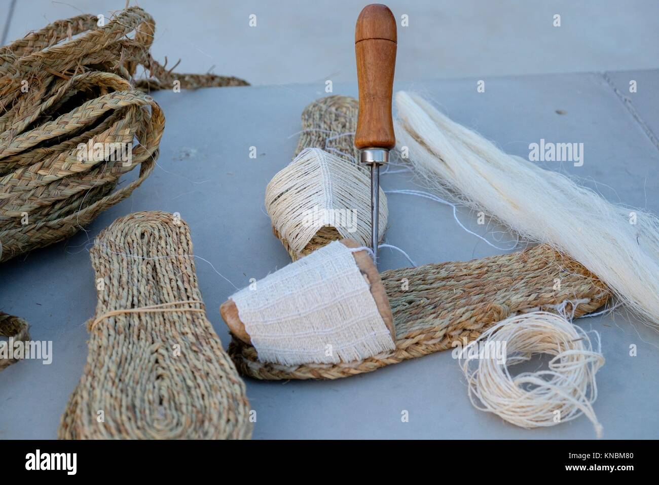 La fabricación tradicional de espardenyes ibicencas ibicencas, alpargatas  (calzado típico de Ibiza), Ibiza, Islas Baleares, España Fotografía de  stock - Alamy