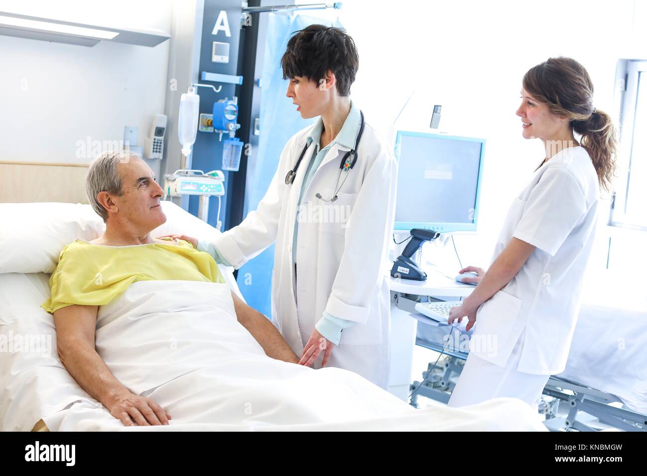 Paciente en la habitación del hospital atendido por un médico, hospital