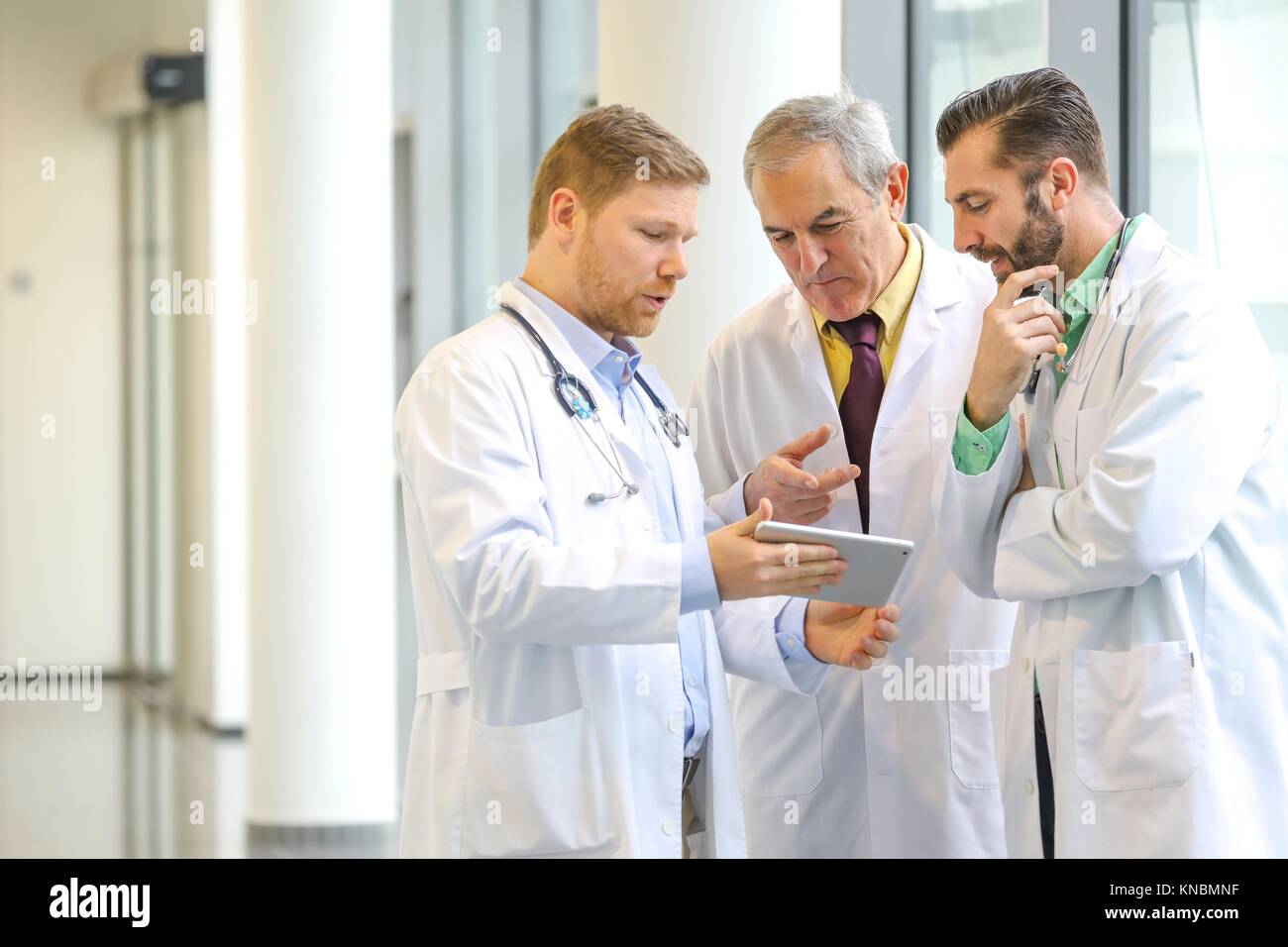 Los médicos hablando en el pasillo, Hospital Foto de stock
