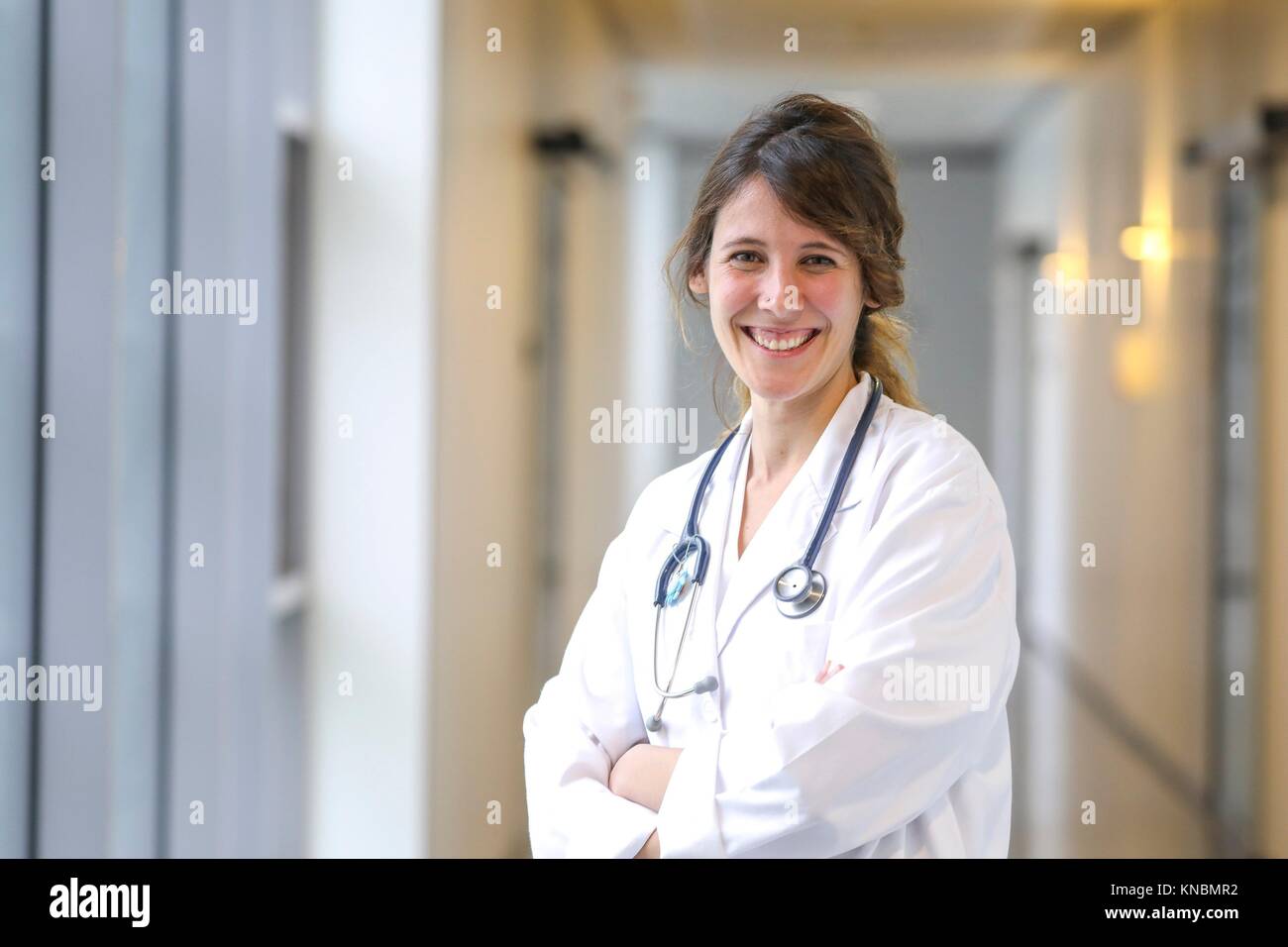 Doctor en el corredor, Hospital Foto de stock