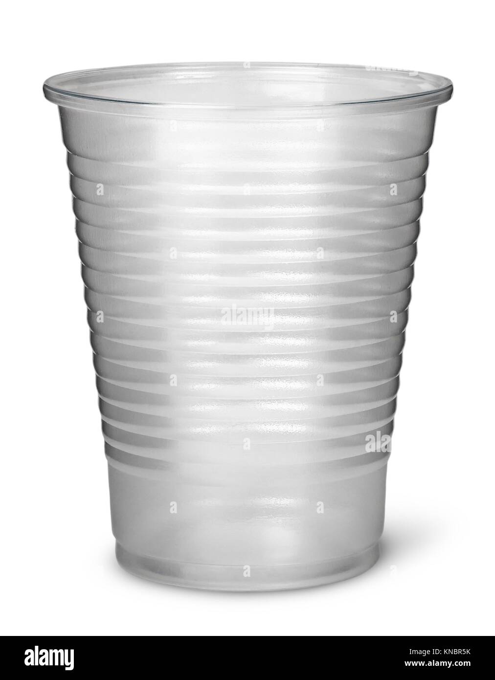Solo un vaso de plástico verticalmente aislado sobre fondo blanco. Foto de stock