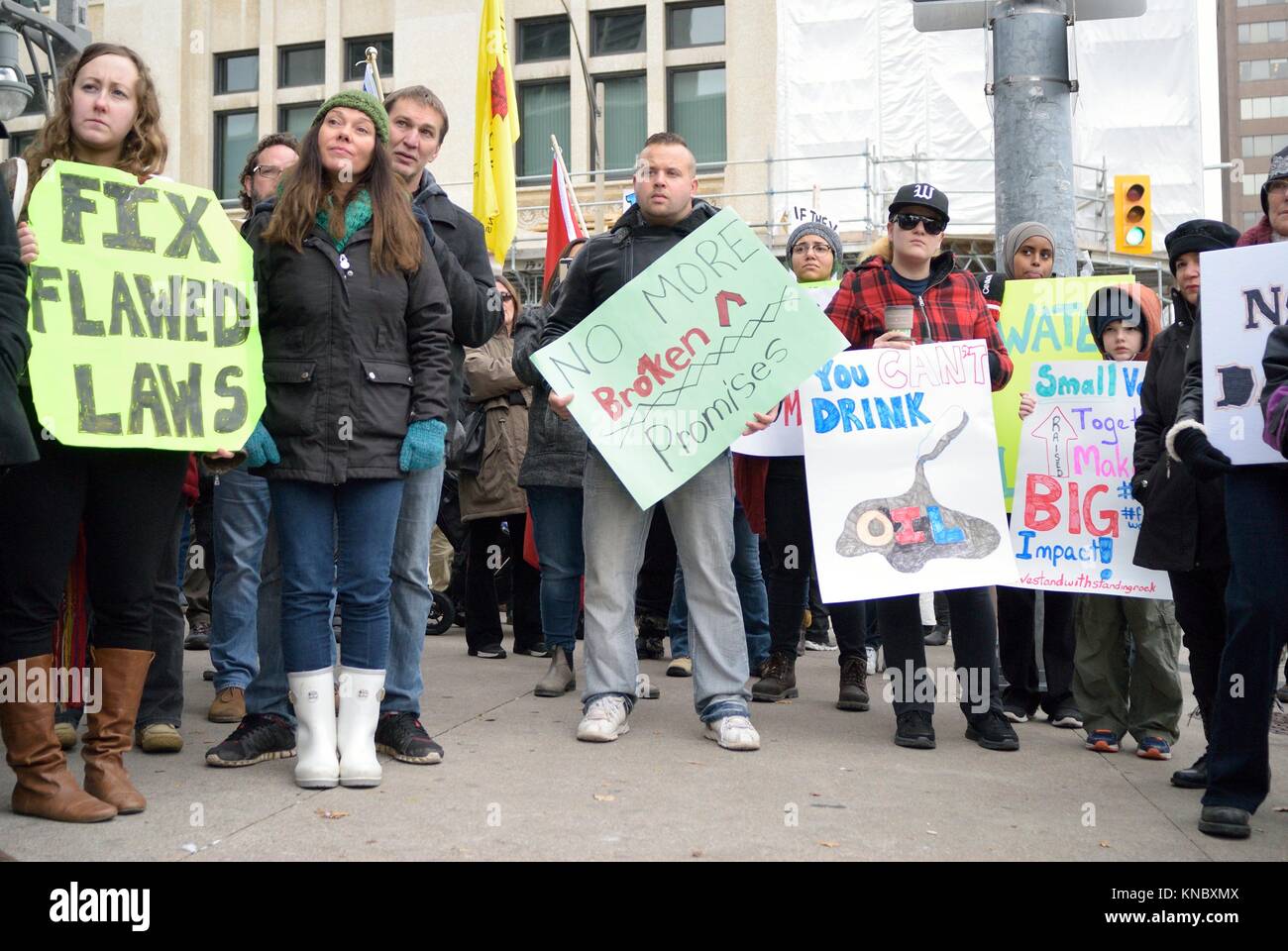 Marzo de Standing Rock y demostración en Windsor, Ontario, Canadá, comienza con una ceremonia de borrones y discursos en Dieppe aparcar por la zona ribereña. Un Foto de stock