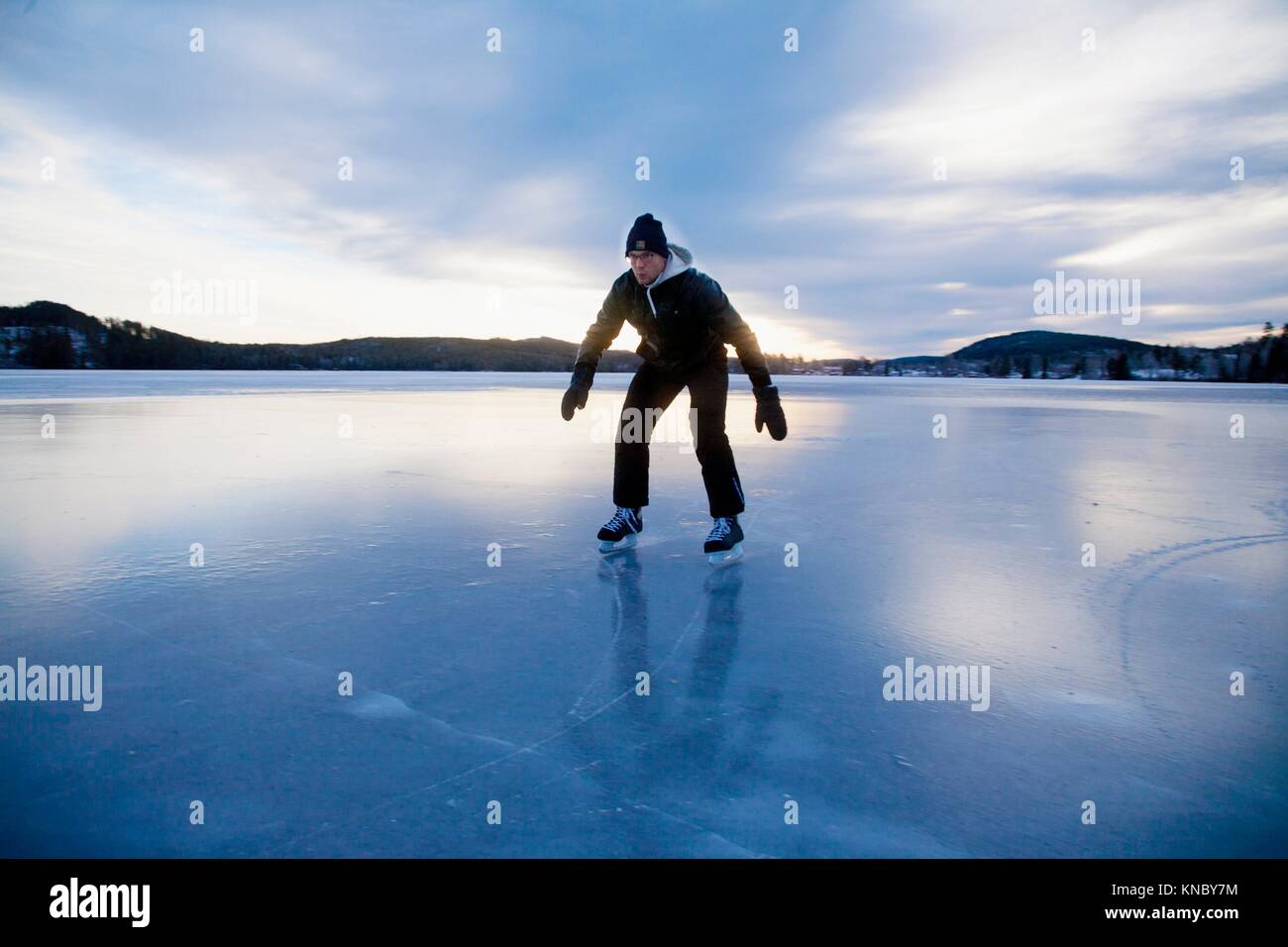 Patinar sobre hielo en el lago congelado del norte de Suecia Fotografía de  stock - Alamy