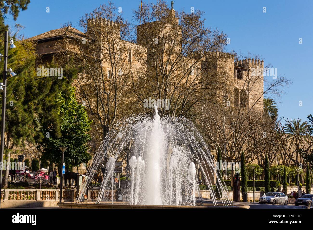 Plaza de la Reina y el Palacio Real de la Almudaina, Palma, Mallorca, Islas Baleares, España Foto de stock