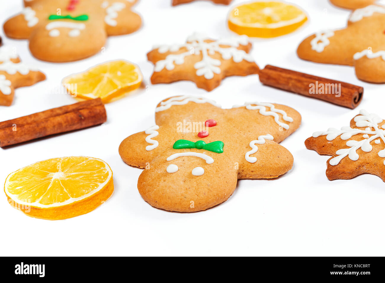 Los hombres de pan de jengibre de navidad y copos de nieve con limón y canela sobre fondo blanco. Un símbolo de invierno y las vacaciones de año nuevo. Foto de stock